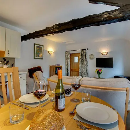 Cozy Holiday At District With Private Garden Ferienhaus